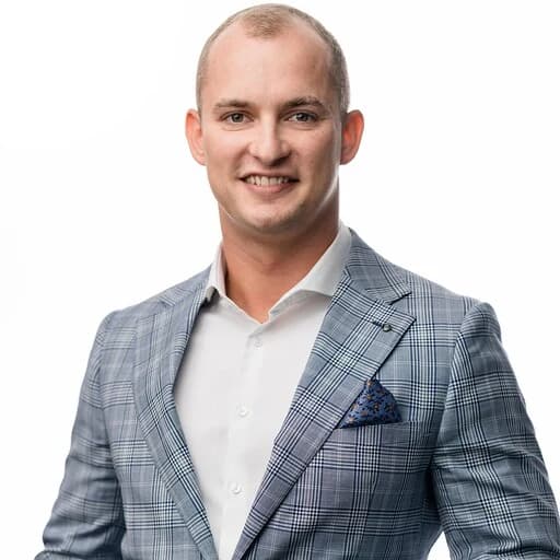 Adrian Zimochocki: ekspert doradztwa OZE i Smart EMS w NEXBE