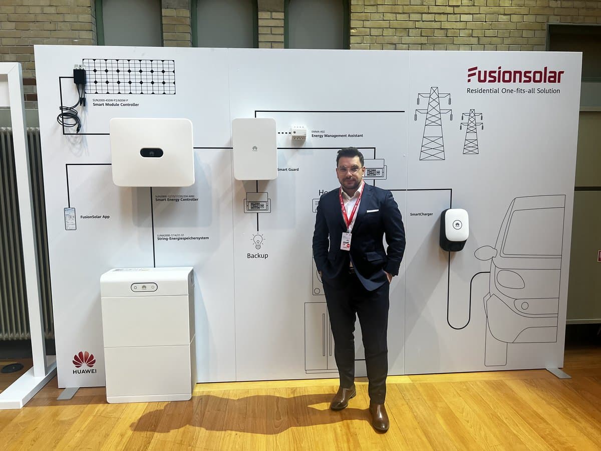 Kamil Sankowski przy stoisku Huawei FusionSolar - system LUNA 2000, falownik SUN2000, Backup Box (Smart Guard) i ładowarka EV SmartCharger. NEXBE zna oba ekosystemy od podszewki.