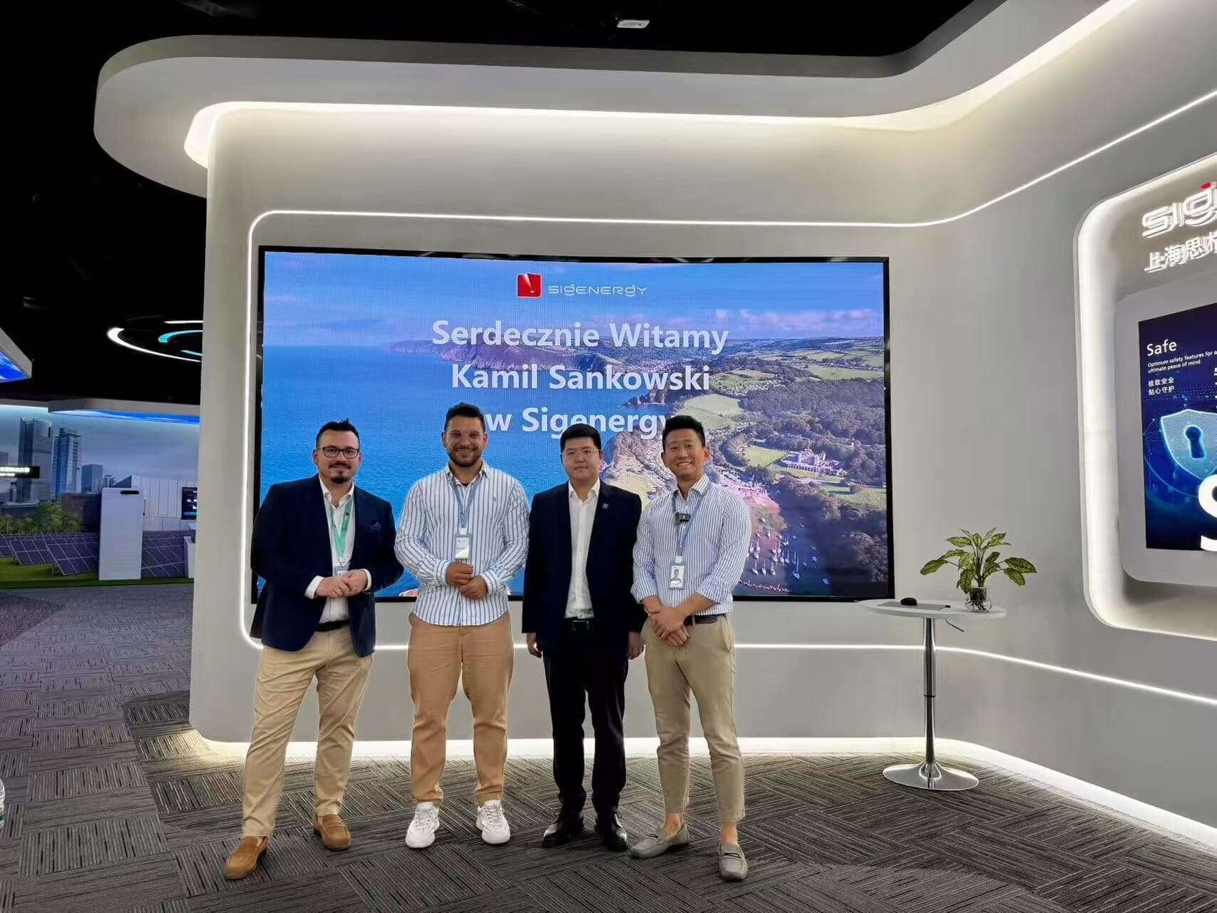 Wizyta w siedzibie Sigenergy - ekran powitalny przygotowany specjalnie dla NEXBE. Kamil Sankowski (CEO NEXBE) z zespołem Sigenergy.
