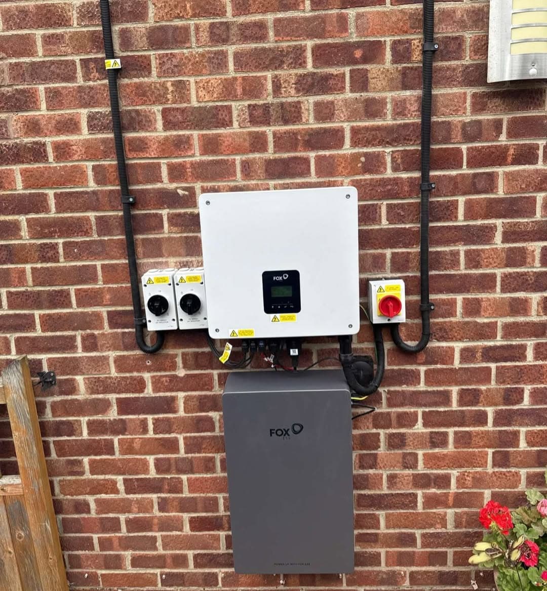 Falownik hybrydowy czy stringowy? Kiedy warto wymienić?