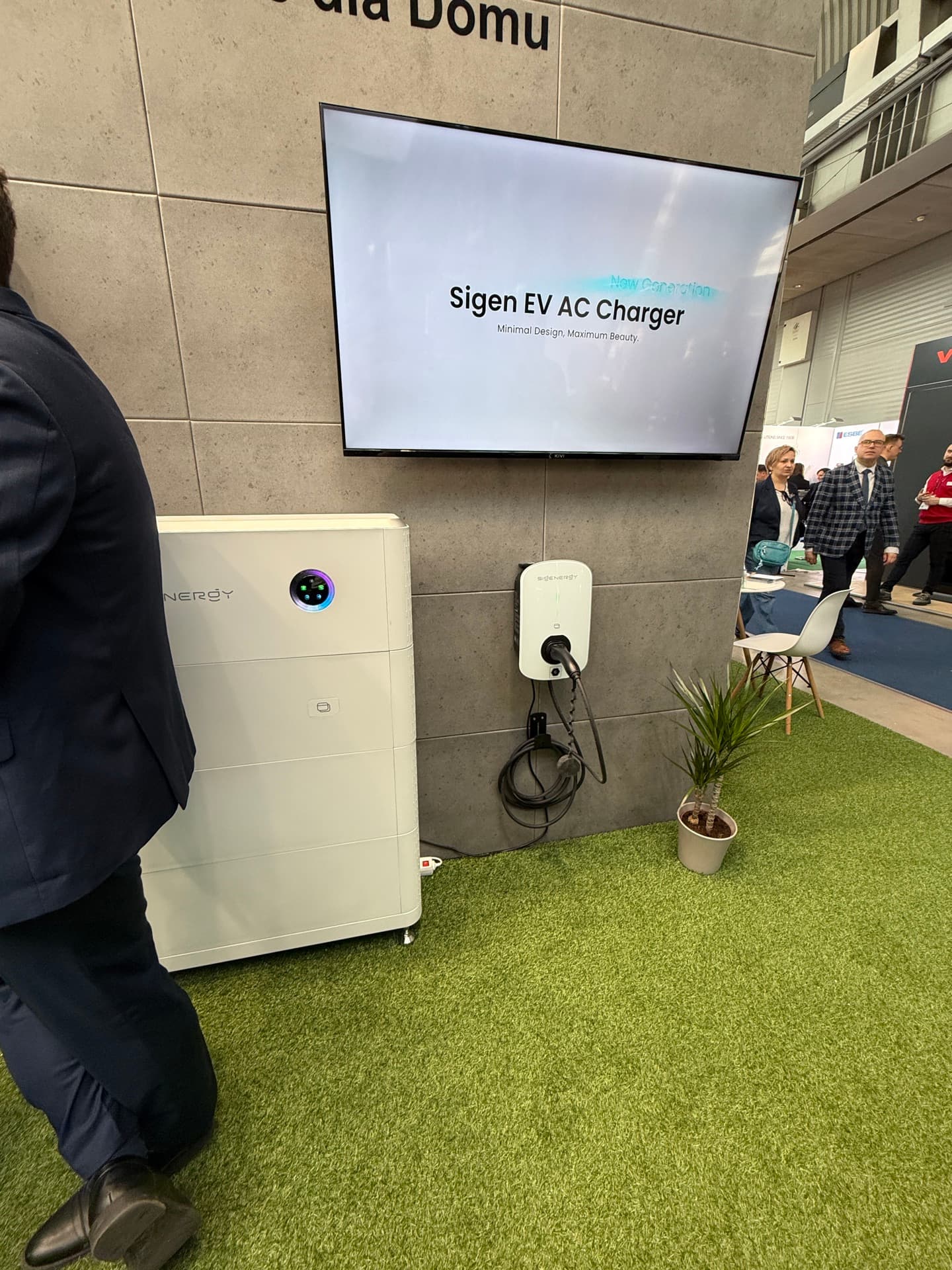 Sigenergy SigenStor i ładowarka EV - zbliżenie