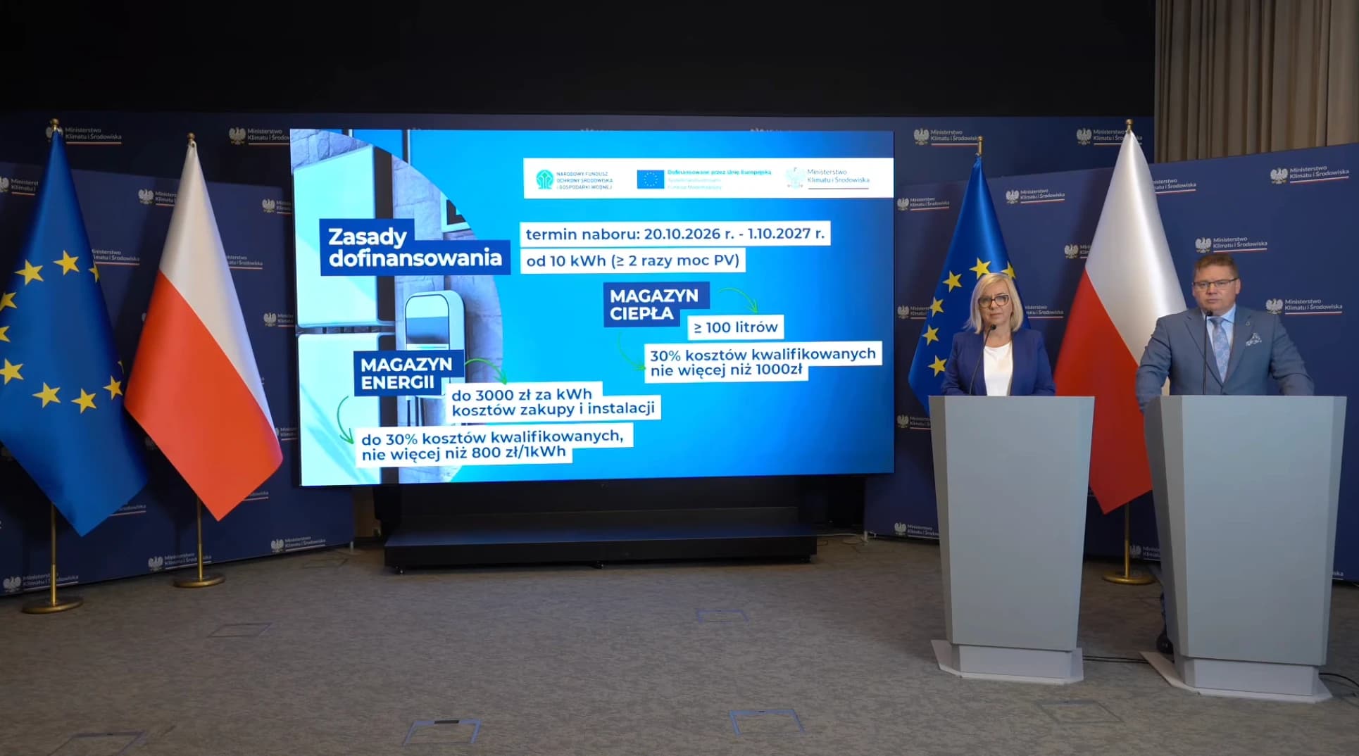 Slajd z konferencji MKiŚ z zasadami dofinansowania: termin naboru od 20.10.2026 do 1.10.2027, magazyn energii od 10 kWh i co najmniej dwa razy moc PV, do 3 000 zł za kWh kosztów zakupu i instalacji, do 30% kosztów i nie więcej niż 800 zł za kWh, magazyn ciepła od 100 litrów. Źródło: Ministerstwo Klimatu i Środowiska.