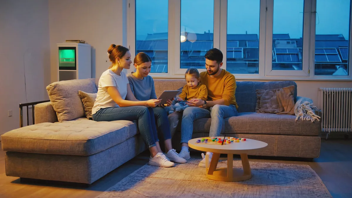 Rodzina w nowoczesnym domu z magazynem energii