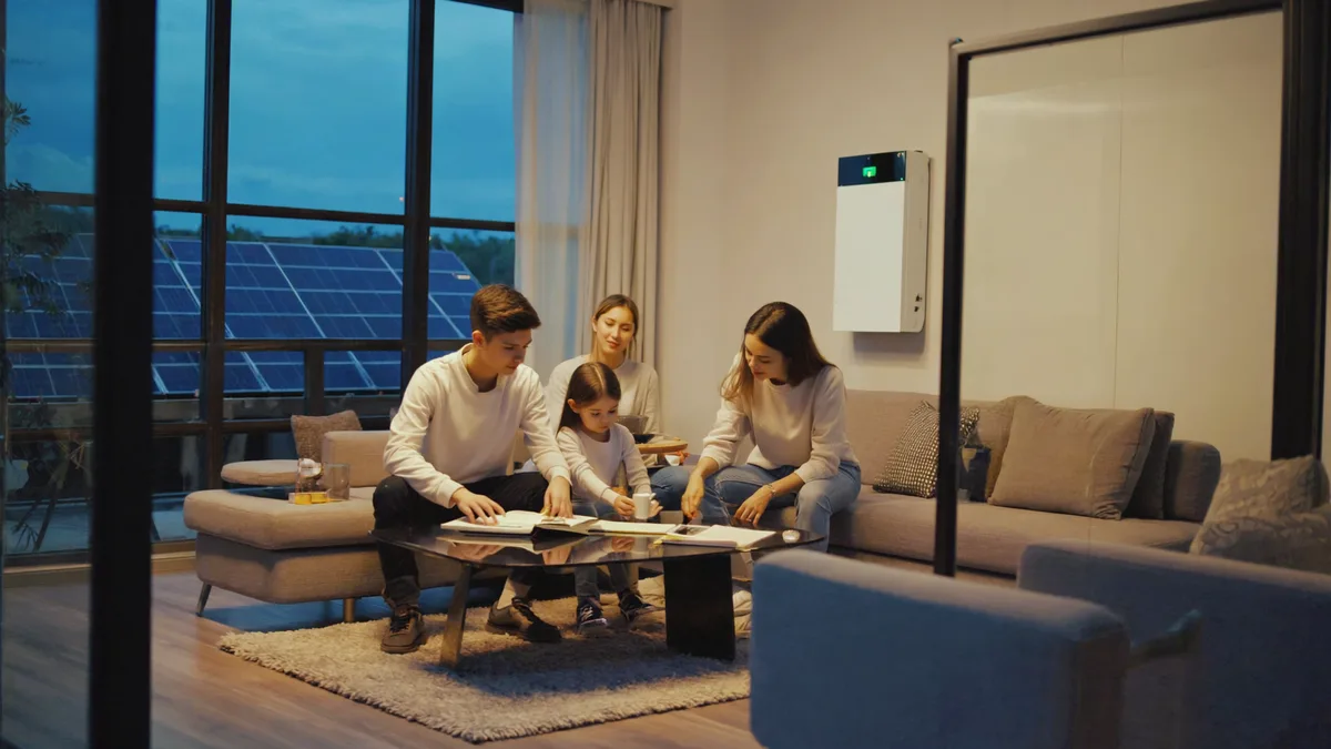 Szczęśliwa rodzina z magazynem energii w nowoczesnym domu