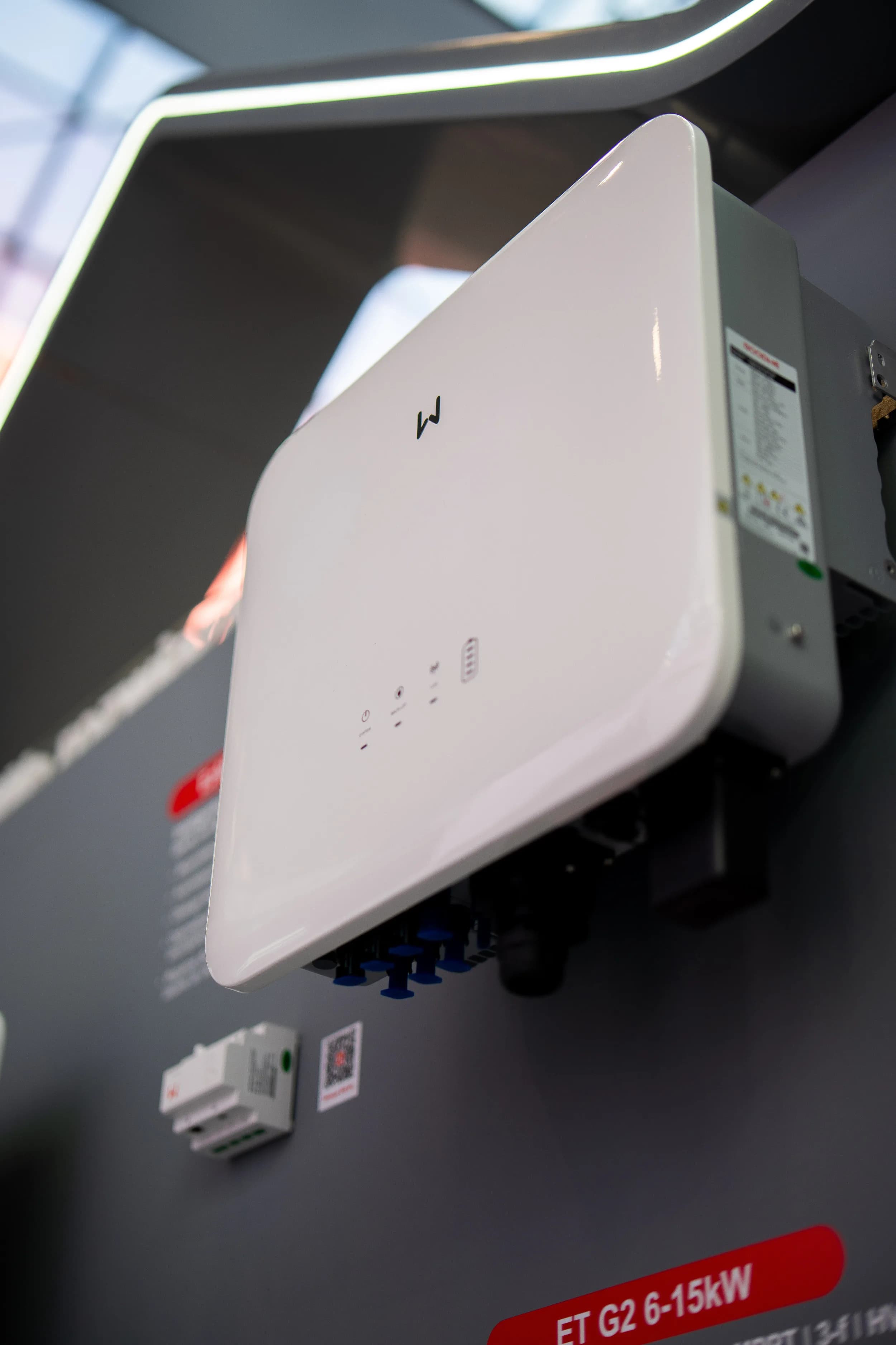 GoodWe ESA: zbliżenie na kolumnę all-in-one z falownikiem i modułami bateryjnymi LFP, skalowalność do 108 kWh