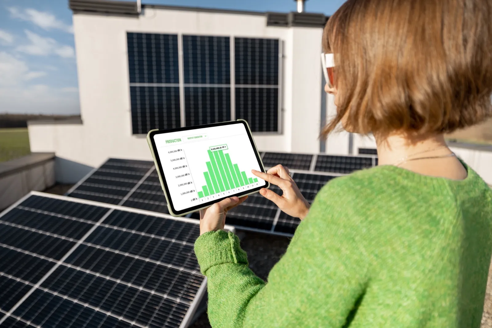 Kobieta korzysta z aplikacji do monitorowania energii