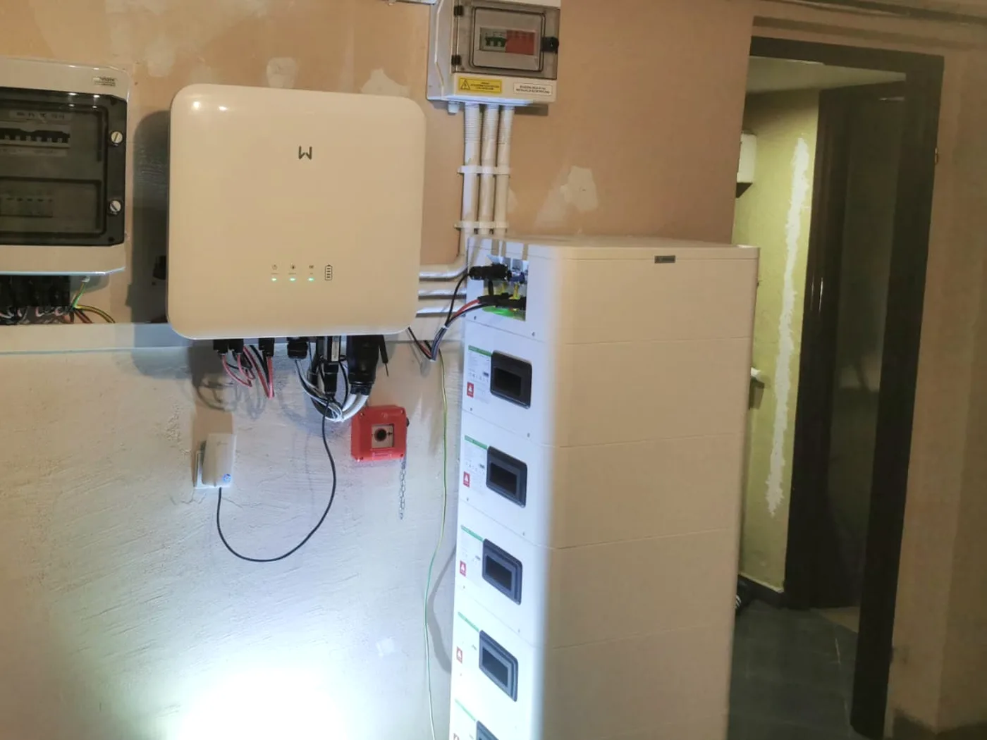 Montaż magazynu energii Dyness Tower 21,3 kWh w Zbytków (1/2)