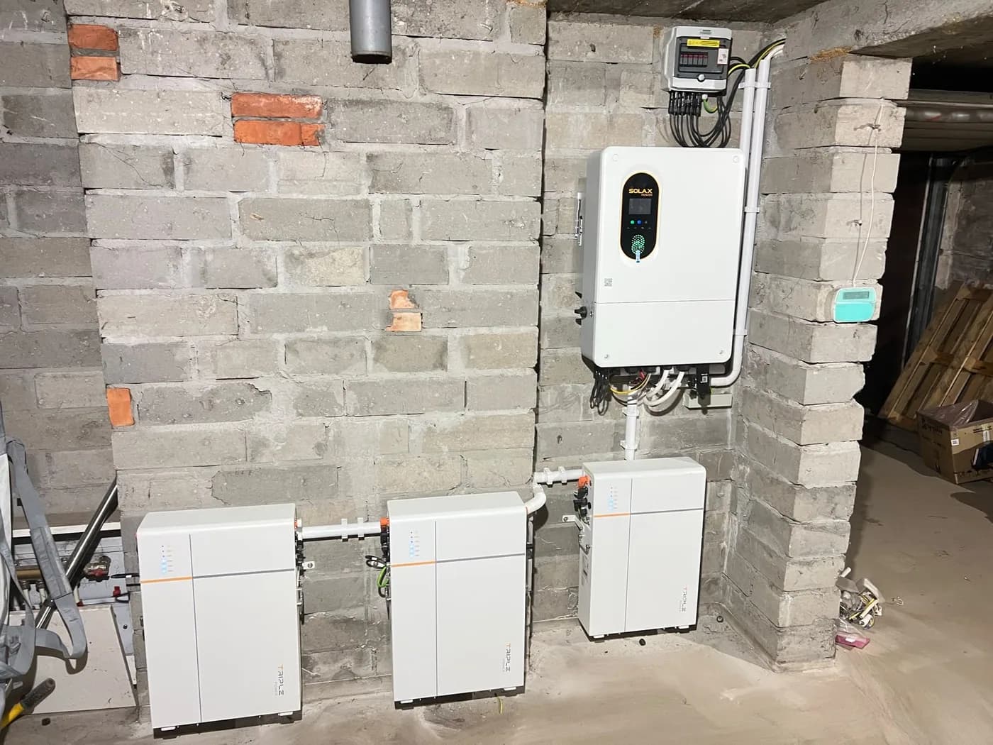 Montaż magazynu energii SolaX T-BAT-SYS-LV D53, 3 moduły (15,9 kWh) w Kazuń Bielany (1/3)
