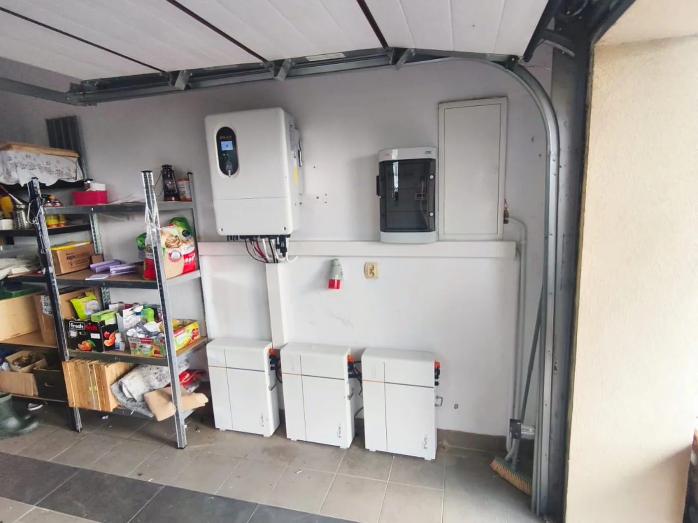 Montaż magazynu energii SolaX T-BAT-SYS-LV D53, 3 moduły (15,9 kWh) (1/2)