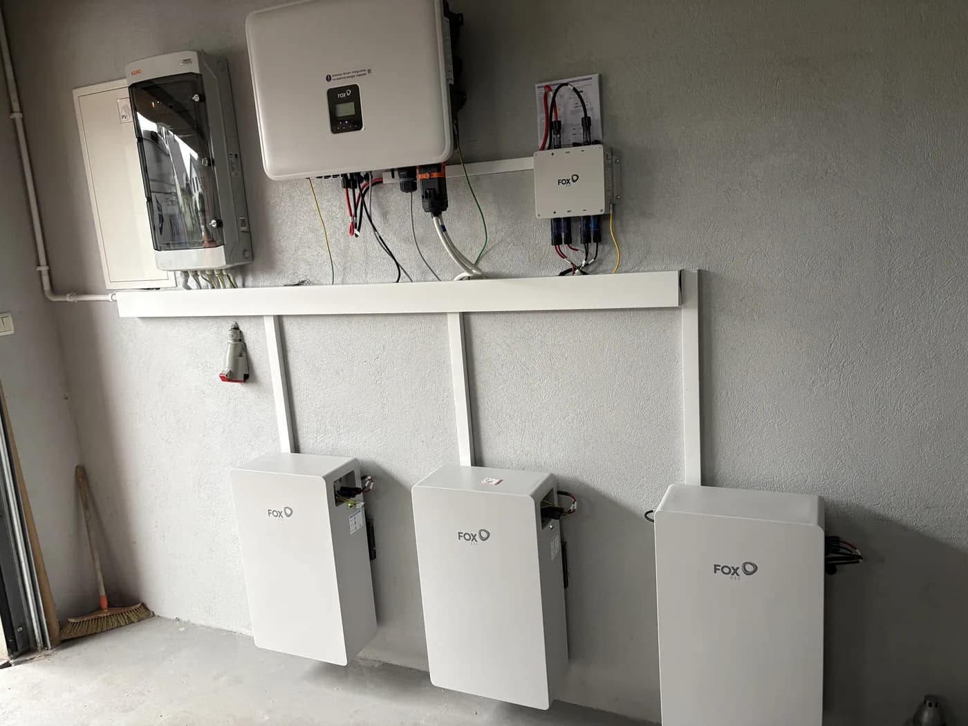 Montaż magazynu energii FoxESS 16,12 kWh (3 moduły) (1/1)