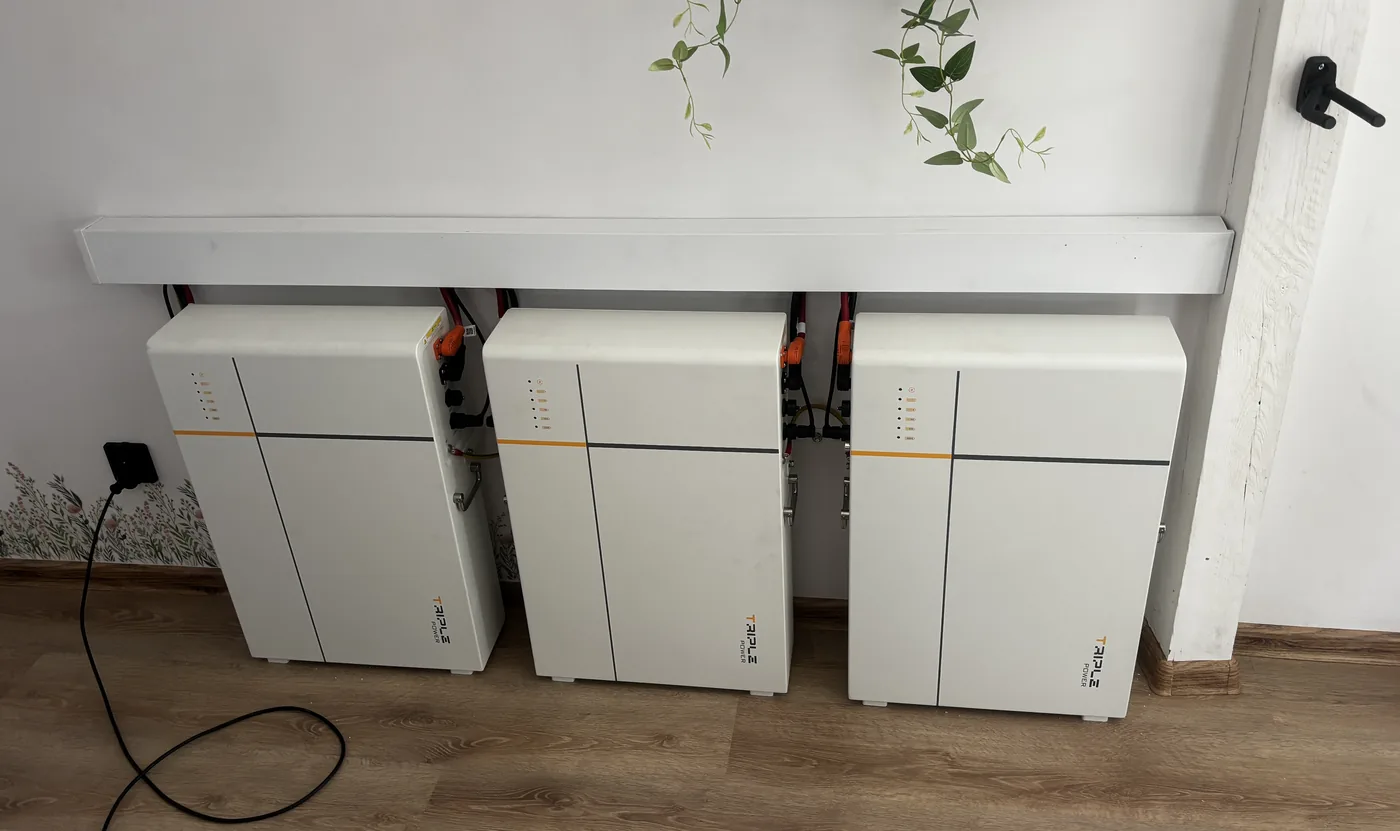 Montaż magazynu energii SolaX T-BAT-SYS-LV D53, trzy moduły w Biały Łuk (1/1)