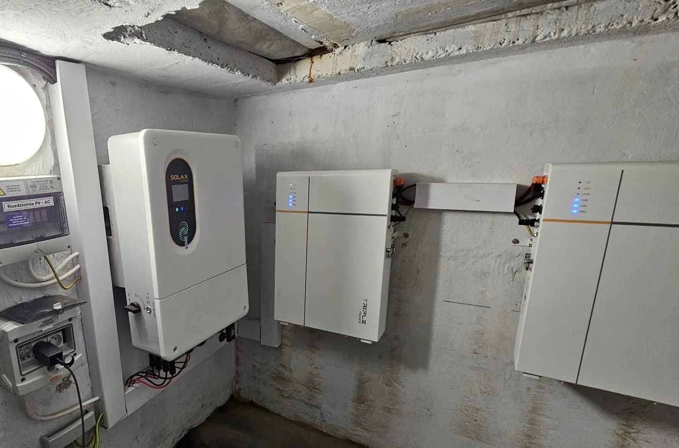 Montaż magazynu energii SolaX T-BAT-SYS-LV D53, trzy moduły w Cięcina (1/1)