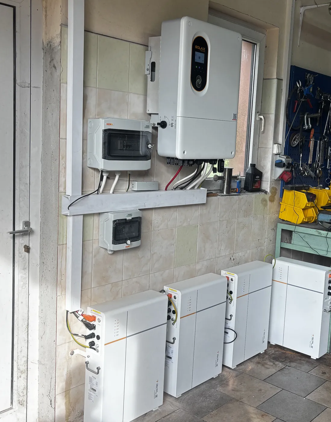 Montaż magazynu energii SolaX T-BAT-SYS-LV D53, cztery moduły w Huta Dłutowska (1/1)
