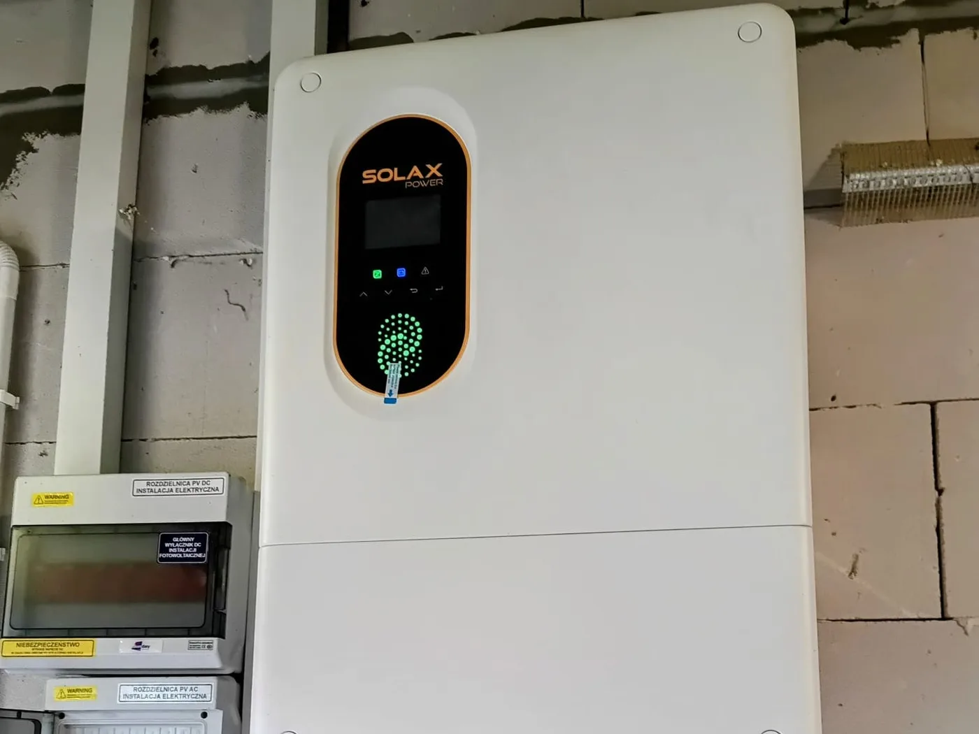 Magazyn energii SolaX T-BAT-SYS-LV D53 (26,5 kWh) zamontowany w Mąkoszyn. Realizacja NEXBE.