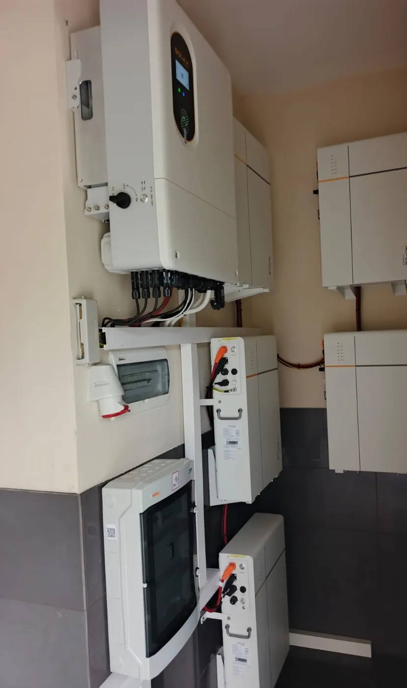 Magazyn energii SolaX T-BAT-SYS-LV D53, pięć modułów zamontowany w Nadolice Wielkie. Realizacja NEXBE.