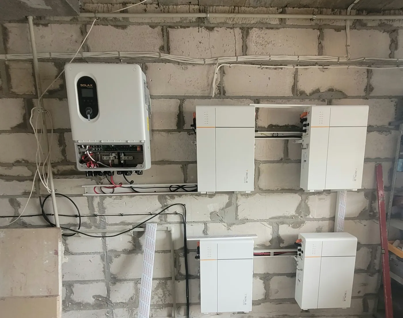 Magazyn energii SolaX T-BAT-SYS-LV D53, cztery moduły zamontowany w Rakowiska. Realizacja NEXBE.