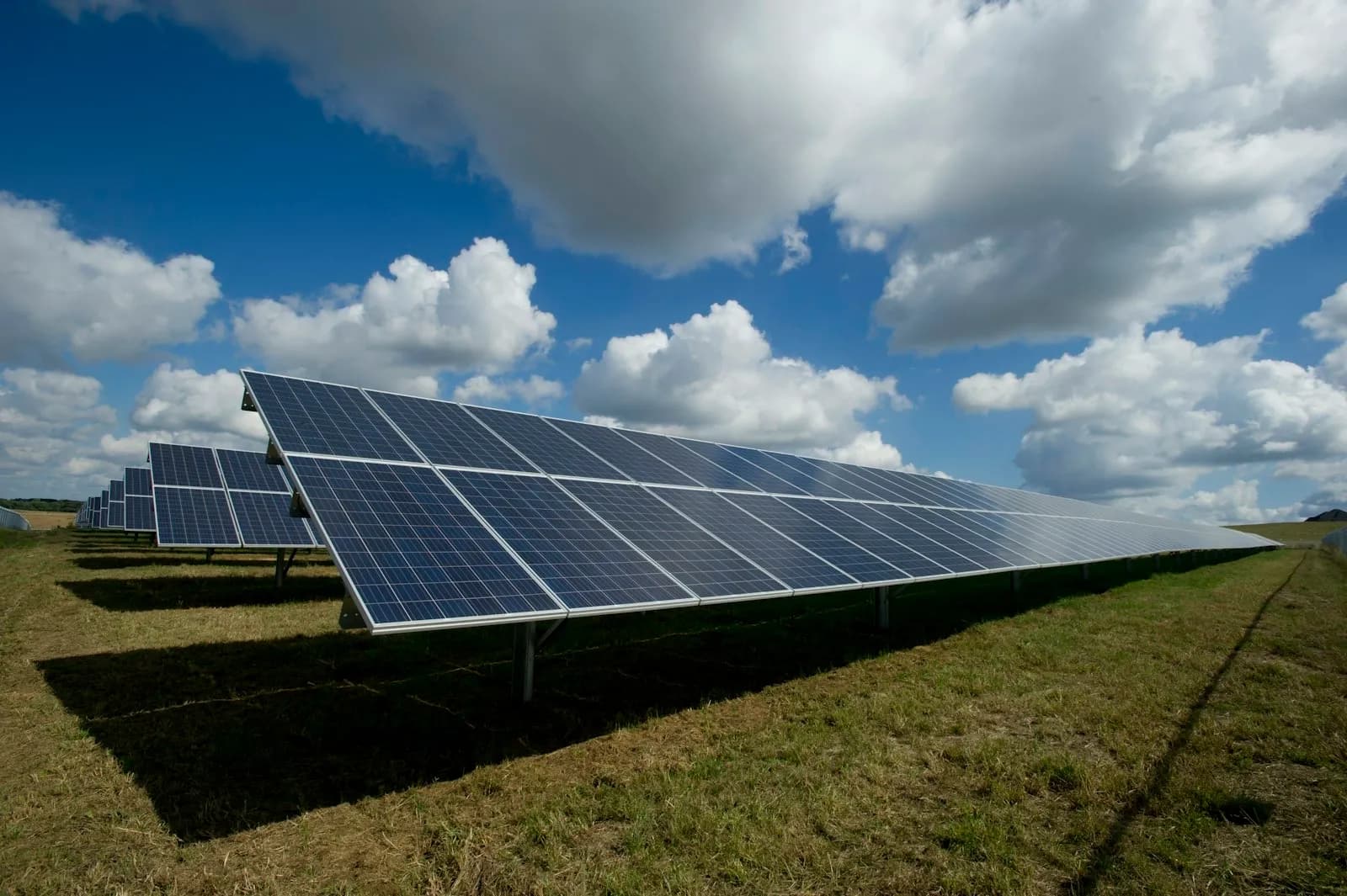 Umowa na fotowoltaikę i magazyn energii: na co uważać po zarzutach UOKiK