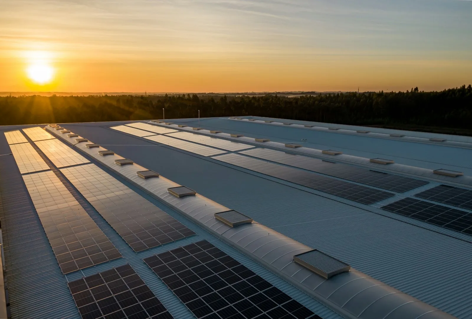 Magazyn energii zamontowany na ścianie w domu jednorodzinnym