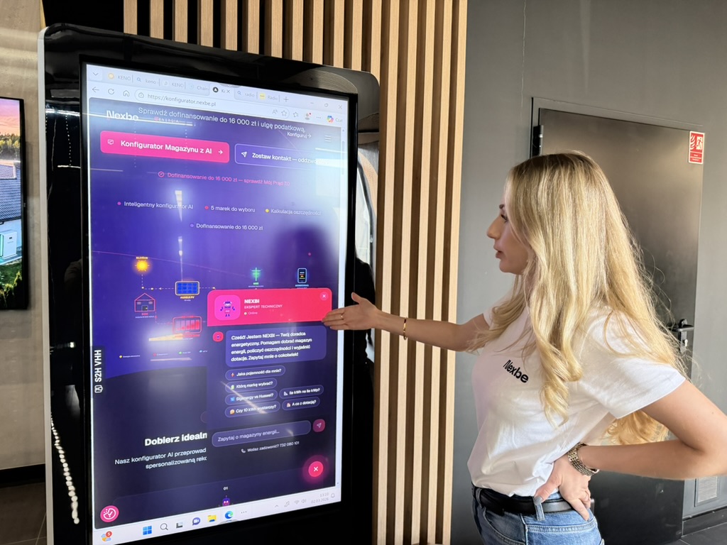 Doradca omawia z klientem konfigurację magazynu energii przed podpisaniem umowy