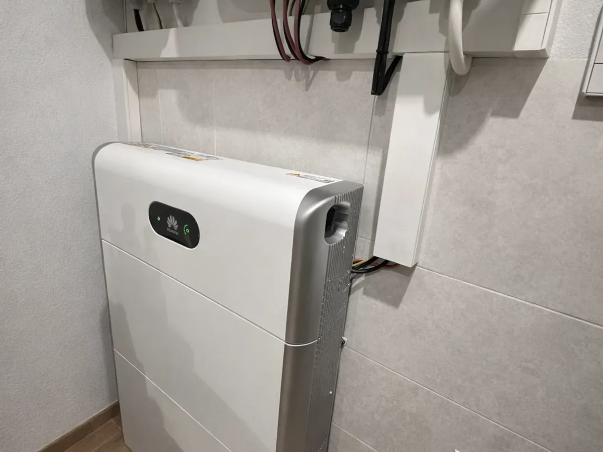 Magazyn energii Huawei LUNA2000 zamontowany w pomieszczeniu technicznym, realizacja NEXBE