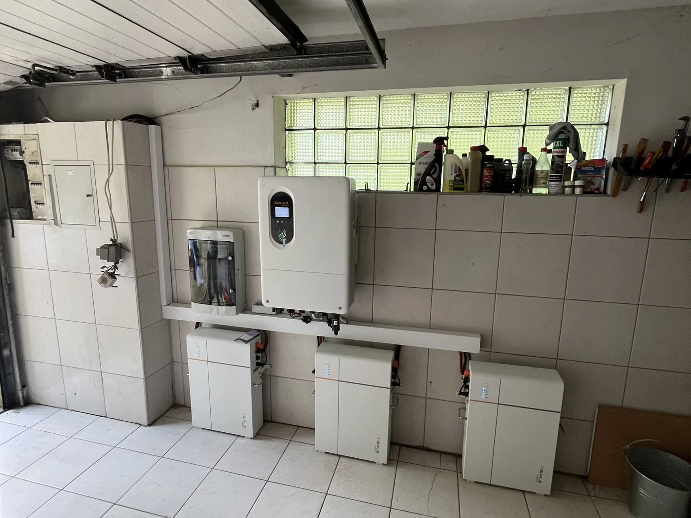 Magazyn energii SolaX 15,9 kWh z falownikiem i rozdzielnicą zamontowany w garażu w Łodzi