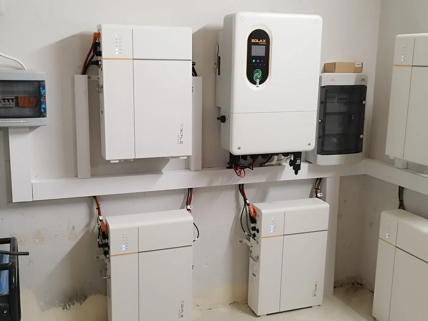 Magazyn energii SolaX 26,5 kWh z falownikiem 12 kW zamontowany przez NEXBE w domu jednorodzinnym